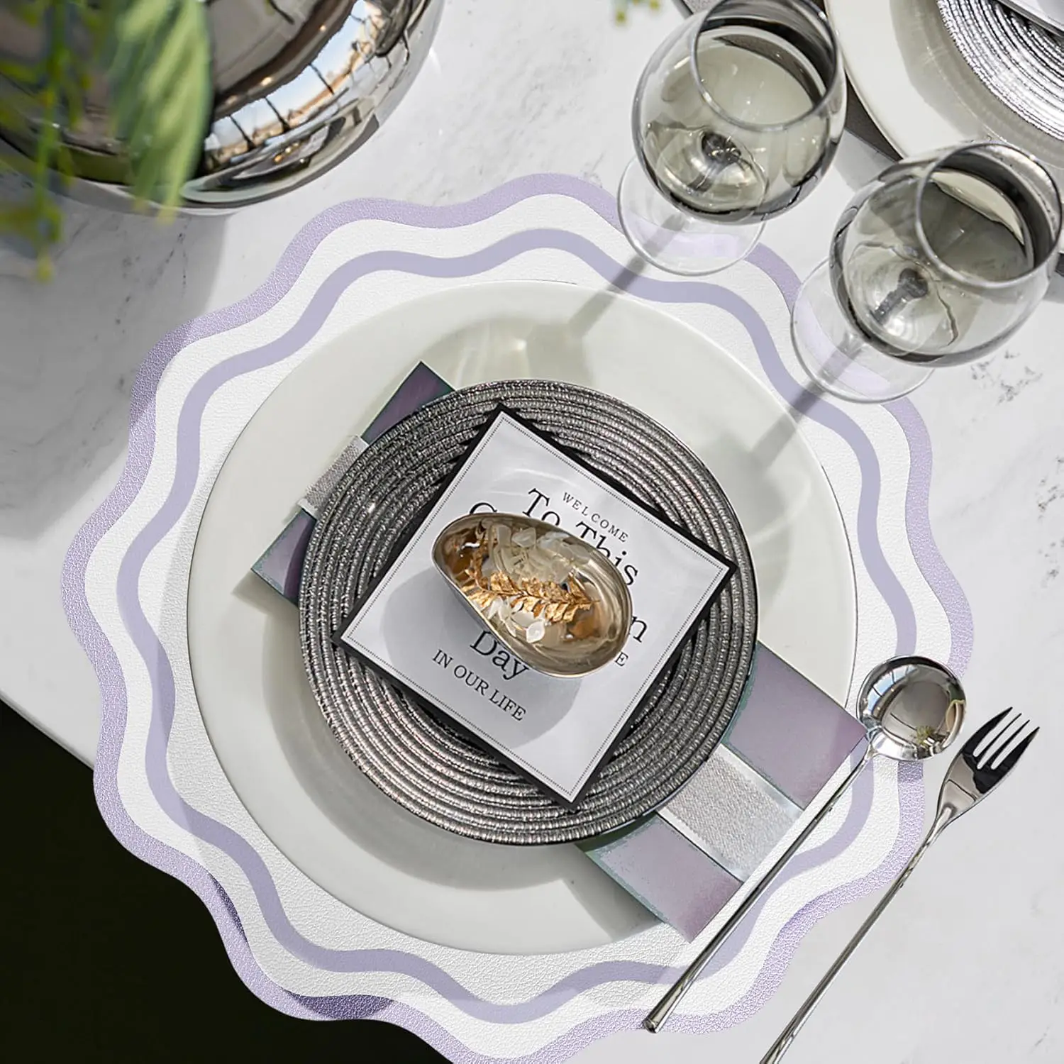 1/4/6 Stück Fliederfarbene Frühlings-Geschenk-Tischsets aus Kunstleder, Runde Wendbare Tischsets mit Wellenrand, Waschbare Blumenförmige Tischmatten