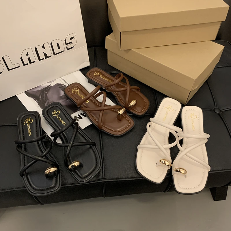 Sommer 2025, neuer Stil, offene Zehenpartie, Internet-Promi, niedriger Absatz, Outdoor-Sandalen für Damen, modische und lässige Hausschuhe mit einem Riemen