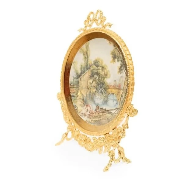 Conjunto de paneles decorativos de latón dorado antiguo con pinturas campestres clásicas y soportes de marco adornados