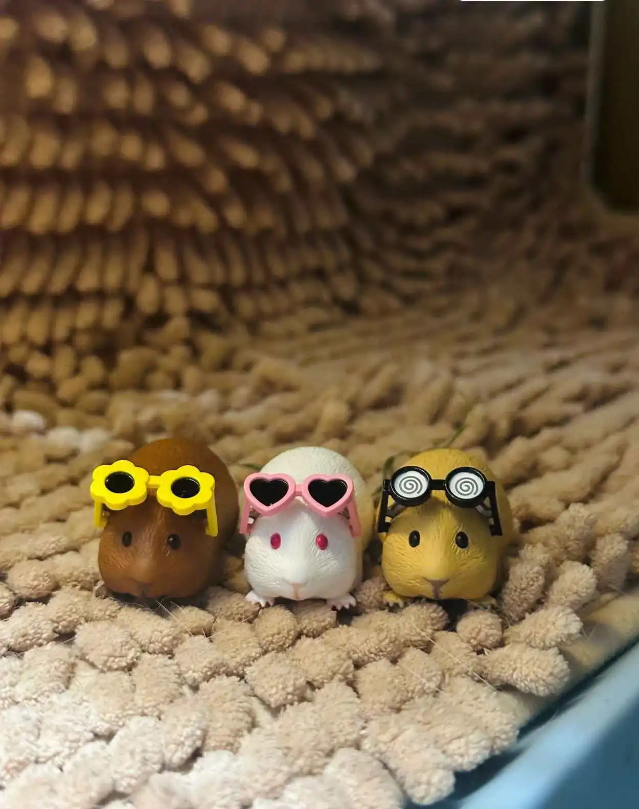 

Миниатюрная фигурка морской свинки в солнцезащитных очках, коллекционная игрушка-сюрприз, милый аниме-персонаж, украшение для рабочего стола, подарок-сюрприз