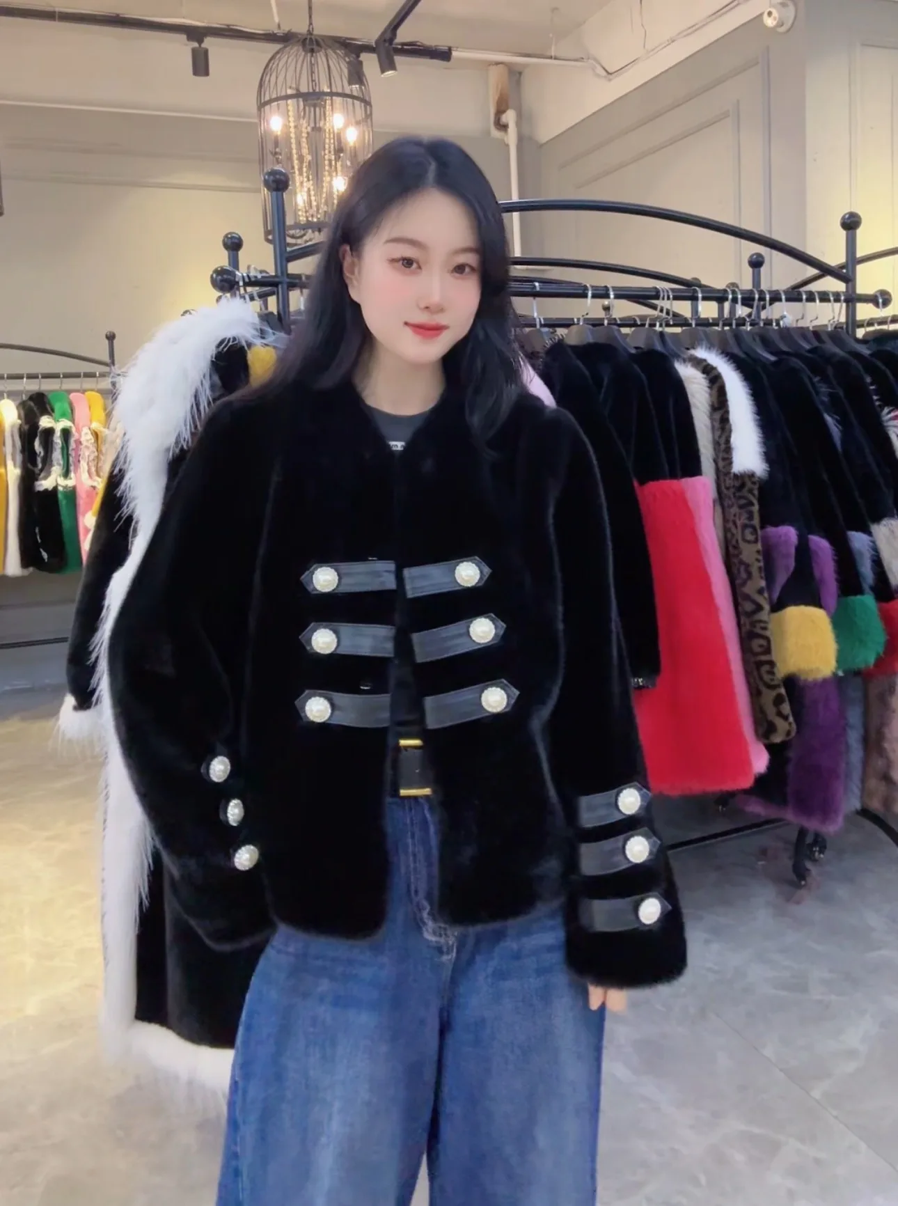 2025 겨울 신상 따뜻한 숏 퍼 코트 여성 궁전 스타일 패셔너블 우아한 진주 핑크 퍼 재킷 여성 의류