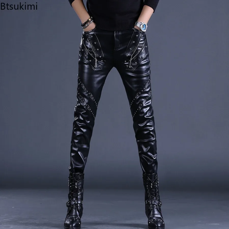 

Мужские модные брюки из искусственной кожи в стиле рок, сексуальные брюки для танцев в ночном клубе, мужские брюки на молнии из искусственной кожи с заклепками, тонкие мотоциклетные брюки