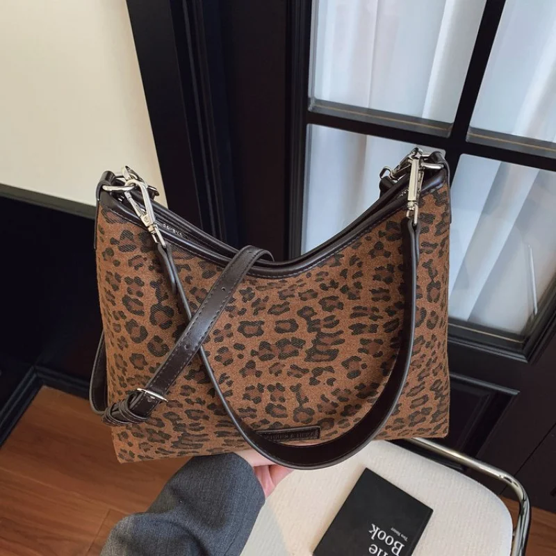 

Sophisticated Women Leather Handbag With Detachable Strap Convertible To Shoulder Bag Or Elegant Clutch