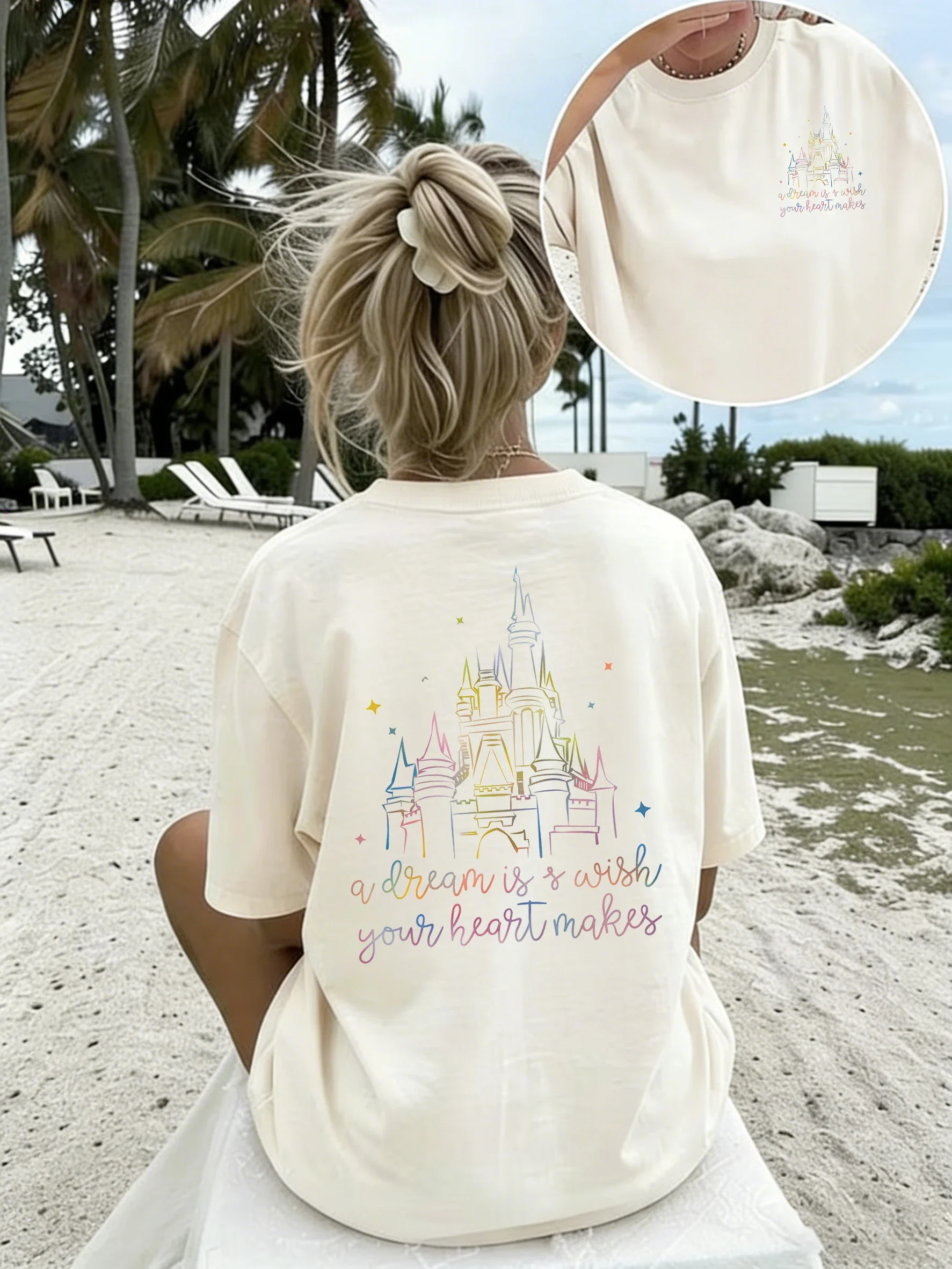 Sommer-T-Shirt für Damen mit Rundhalsausschnitt und kurzen Ärmeln, doppelseitiger Aufdruck „Rainbow Castle“ mit Schriftzug „A Dream Is A Wish Your Heart Makes“ – Detail 1