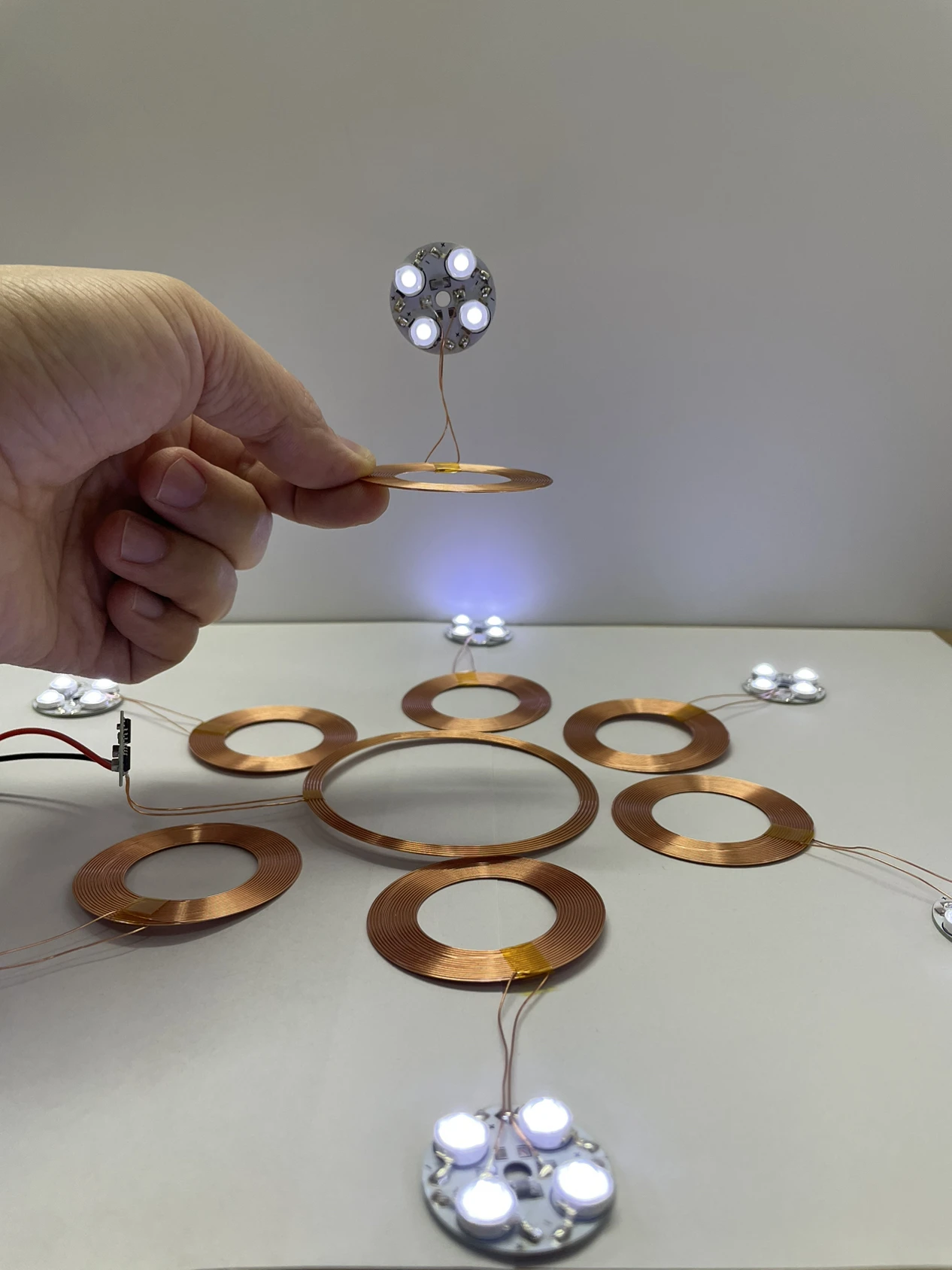 แหล่งจ่ายไฟไร้สายตัวรับสัญญาณหลอดไฟ LED W COIL DIY เครื่องส่งสัญญาณ COIL Induction Maglev Magnetic Levitation โคมไฟ