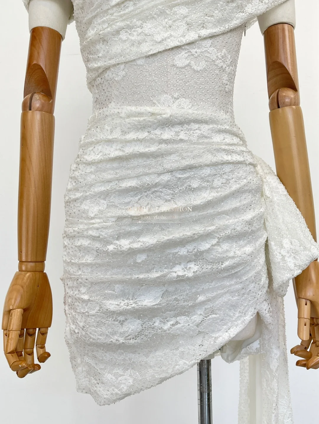 Nowa, piękna, biała sukienka mini z koronkowymi kwiatami, z odkrytymi ramionami i bez rękawów dla kobiet, rok 2025.