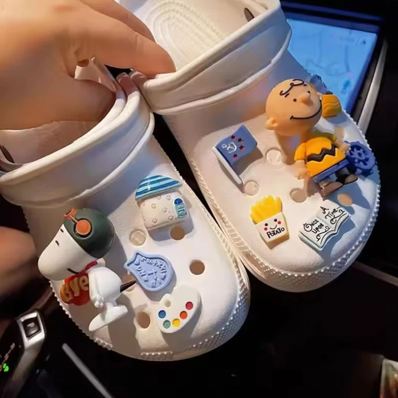 Loch Schuh Charms Zeitlose Charakter Zubehör Loyal Snoopy Schuh Schnalle DIY 3D Puppe Schuhe Schnalle Sandalen Clogs Dekoration Geschenke