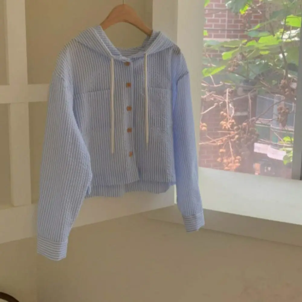Camicia con cappuccio a righe con coulisse All-match Camicia a maniche lunghe ampia con protezione solare Felpe retrò chic per le donne Primavera