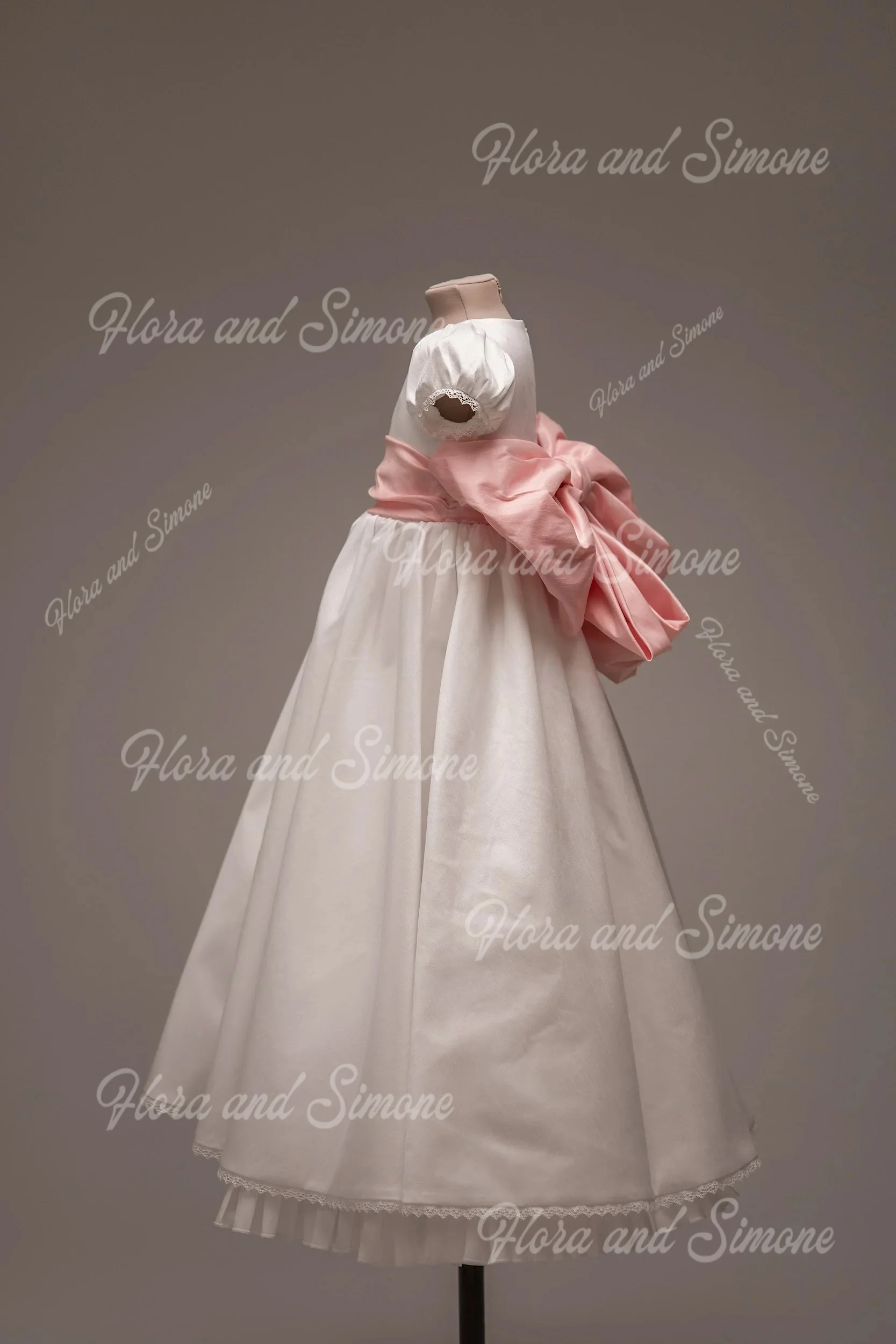 Elegant Short Puff Sleeve Bow A Line Formal Flower Girl Dress Applique Floor Length First Communion Dress Customized