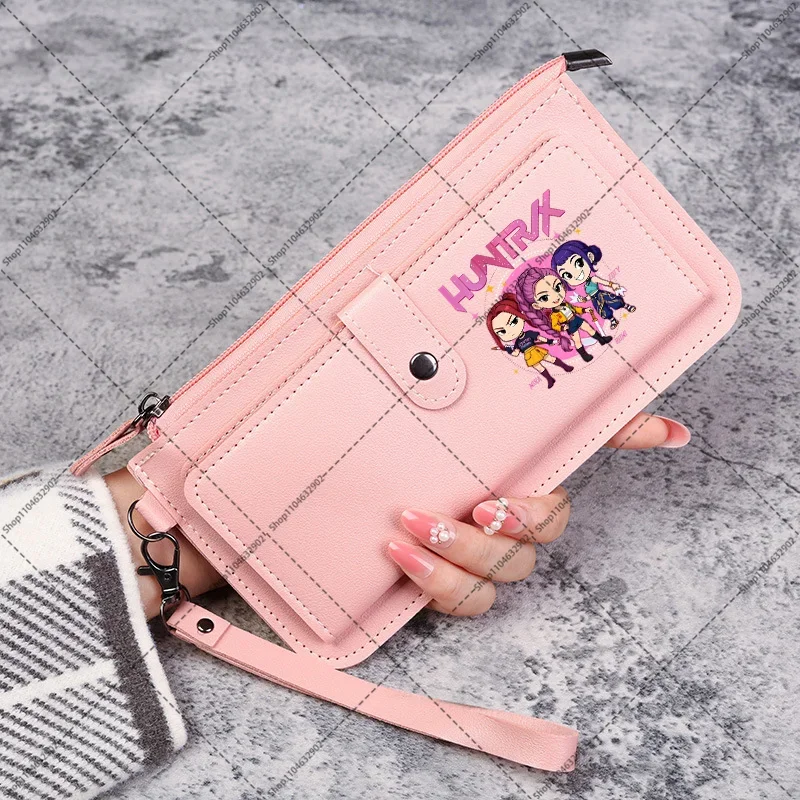 กระเป๋าแฟชั่นผู้หญิงลายการ์ตูนอนิเมะ Kpop Demon Hunters กระเป๋าสตางค์พิมพ์ลายน่ารักสำหรับสาวๆ กระเป๋าพกพาสะดวกสำหรับกิจกรรมกลางแจ้ง ของขวัญ