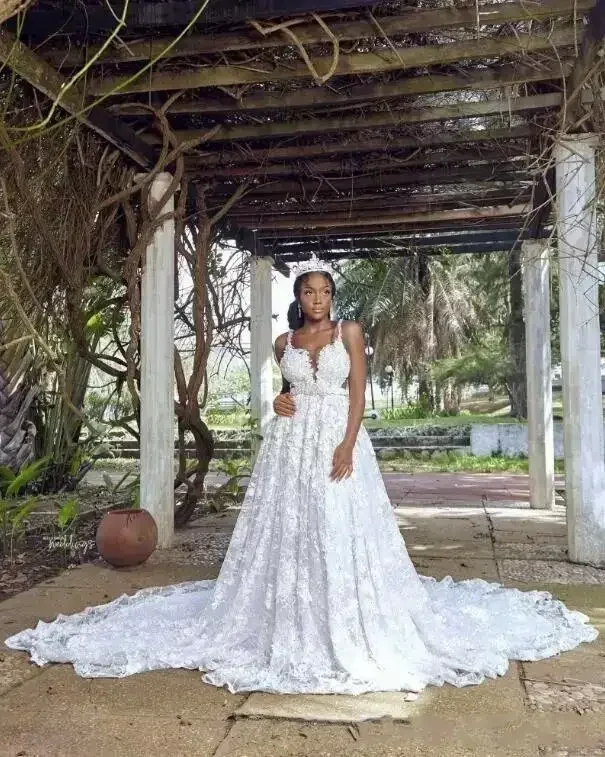 カスタマイズされたアフリカ風アラビア風ストラップ付きスパゲッティレースウェディングドレス、カットアウトサイド、フルレースアップリケ、ロングスイープトレイン、ウェディングドレス