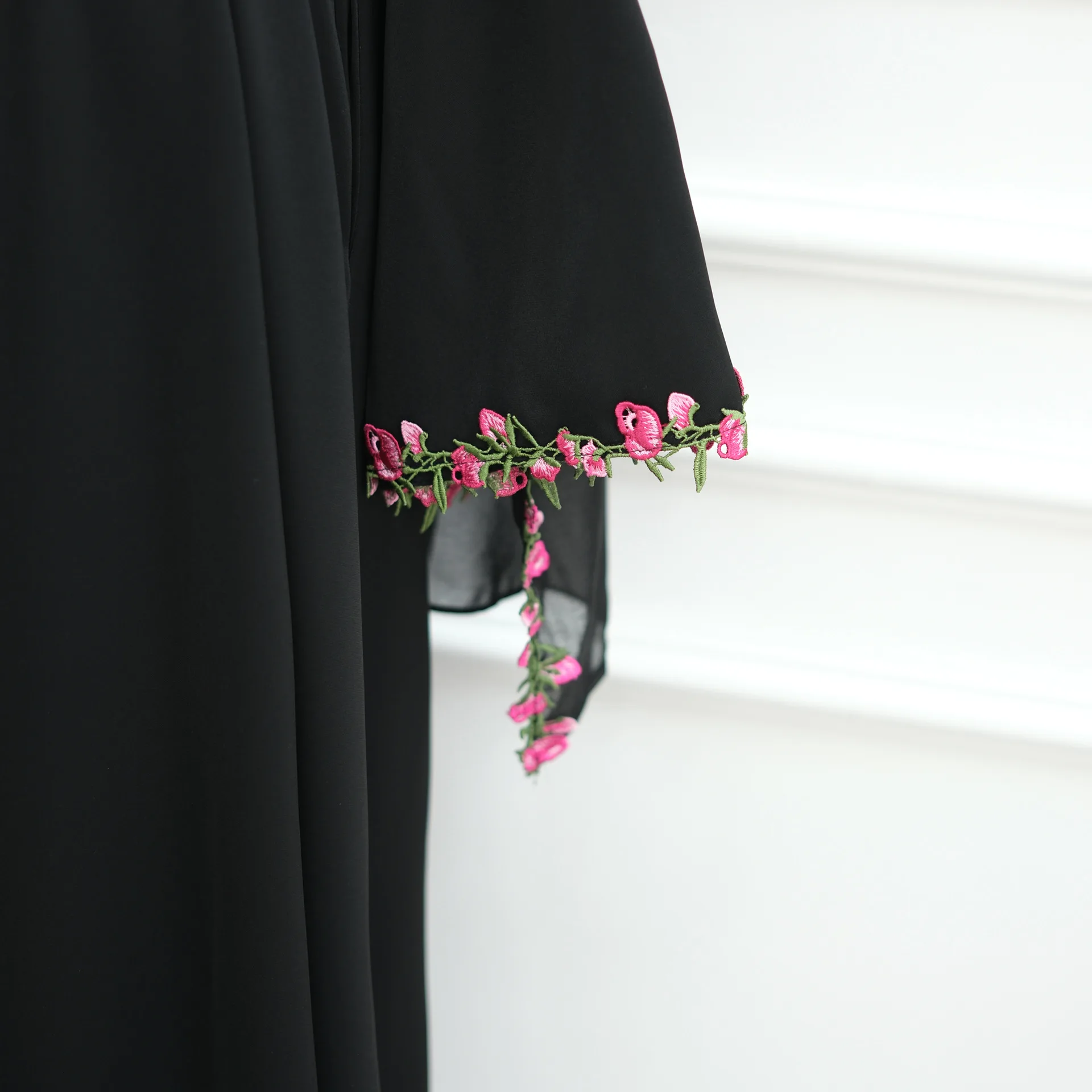 Zahraa Damenkleider Islamische Kleidung Freizeitkleid Spitzenblumen Neues Weiches Nida Geschlossenes Abaya Muslimisches Kleid mit Passendem Hijab – Detail 15