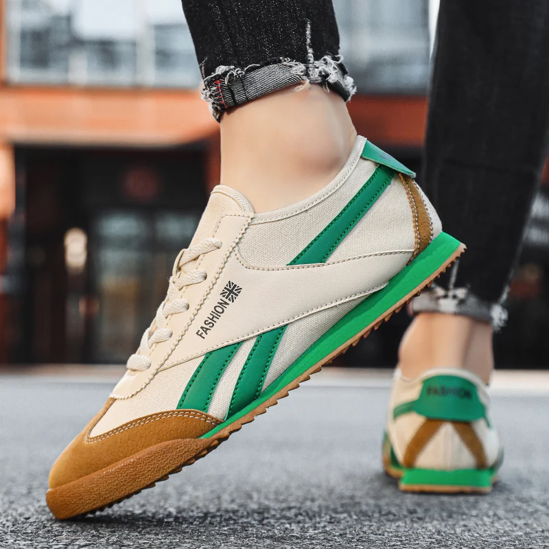 

2026 New Men Korean Retro Canvas Shoes Low Top Breathable Casual Sneakers