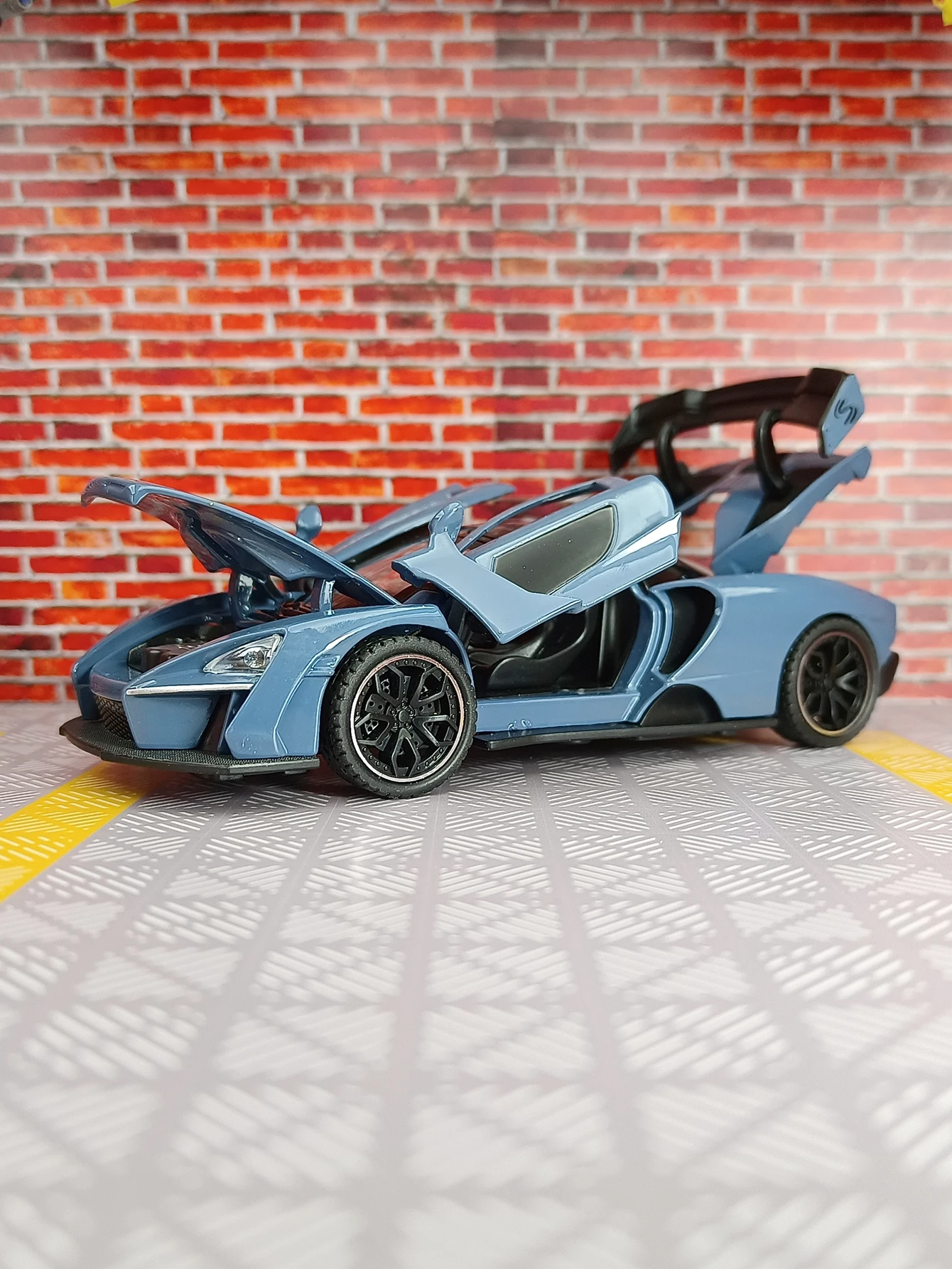simulacao-1-32-mclaren-senna-alloy-sports-car-model-quatro-portas-e-capo-dianteiro-e-porta-do-porta-malas-tambem-pode-ser-aberta