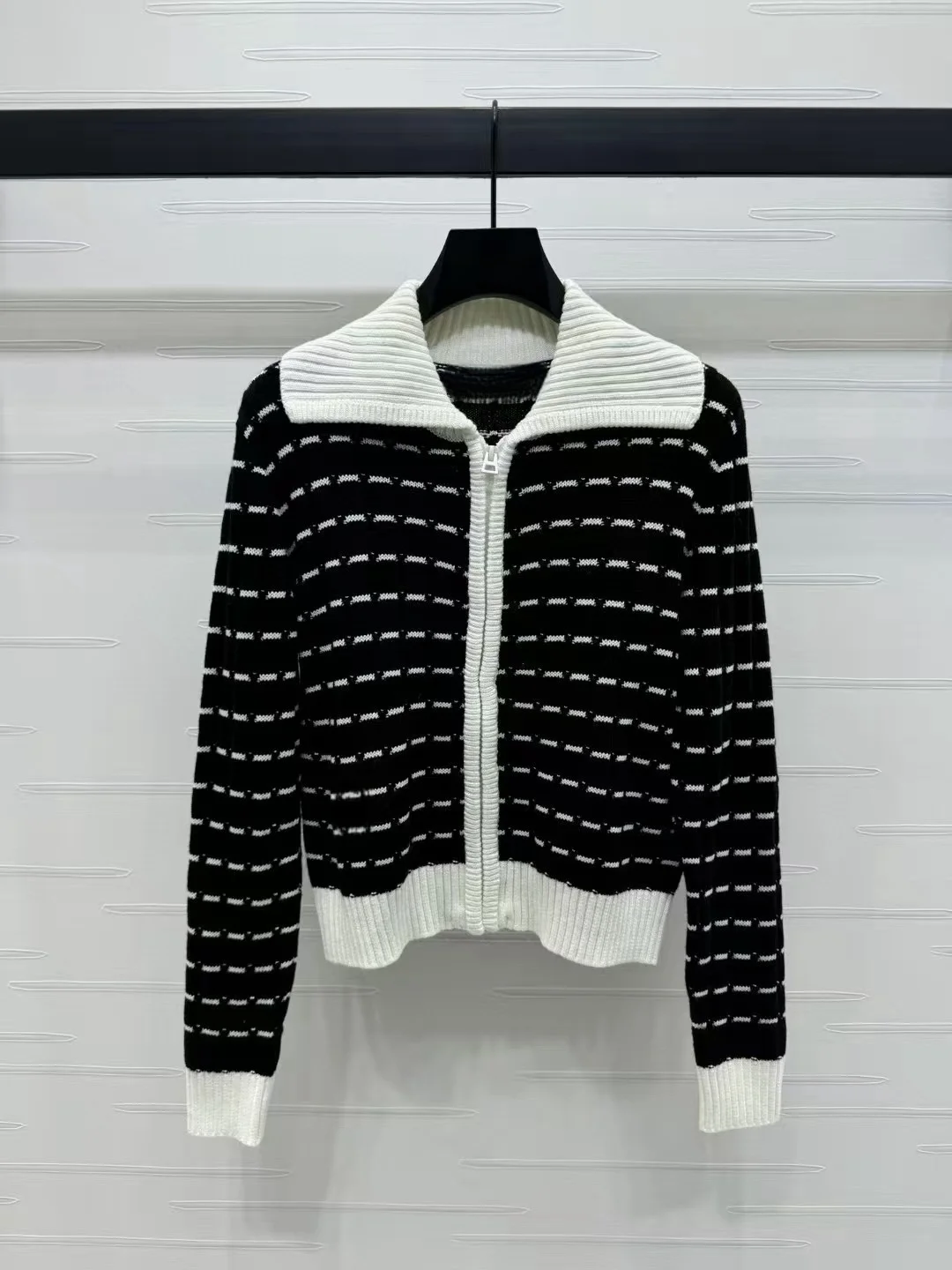 Customized High-End Women's Striped Cardigan Contrasting Colors Long Sleeve Knitwear Fashionable Casual Style