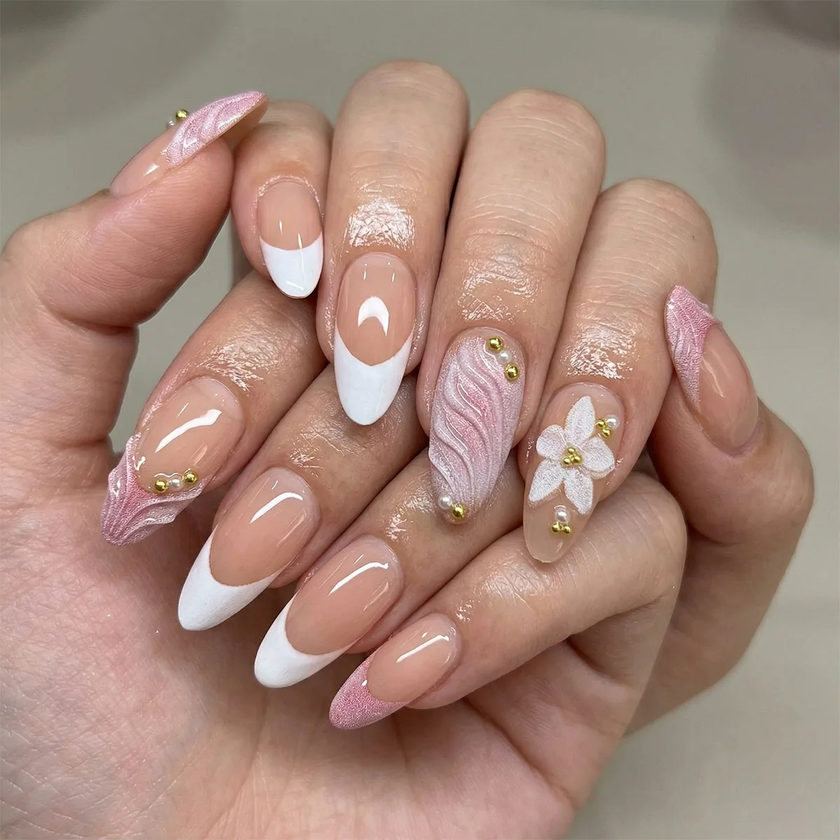 Verwandeln Sie Ihre Nägel |   24 Stück luxuriöse, elegante, rosa-weiße, farblich abgesetzte, 3D-Wellen-Französische Press-On-Nägel, Mandelform mit Blumen- und Gol-Motiv