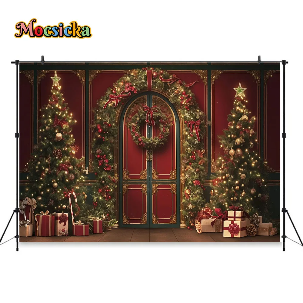 خلفية تصوير لغرفة الكريسماس الحمراء ، باب قوس كلاسيكي ، هدايا شجرة الكريسماس ، خلفية ذهبية لامعة ، طفل ، عائلة ، استوديو تصوير شتوي
