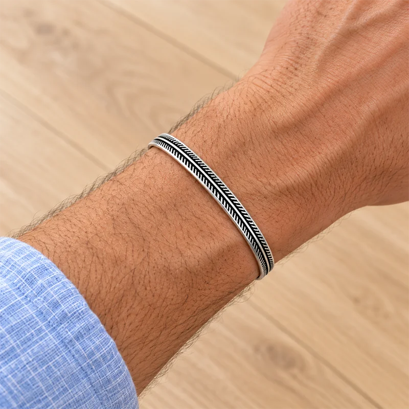 Neu eingetroffen: Vintage-Armreif in Silberfarbe mit Fischmuster, handgeprägtes, unregelmäßiges Armband für Damen und Herren, Vatertagsgeschenk – Detail 11
