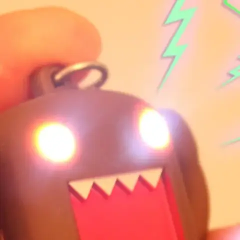 So Cool !!! Ultra Bright LED Cute Mini Domo kun Action Figure Toys LED Flashlight Keychains With Sound Keychain Kids Gifts