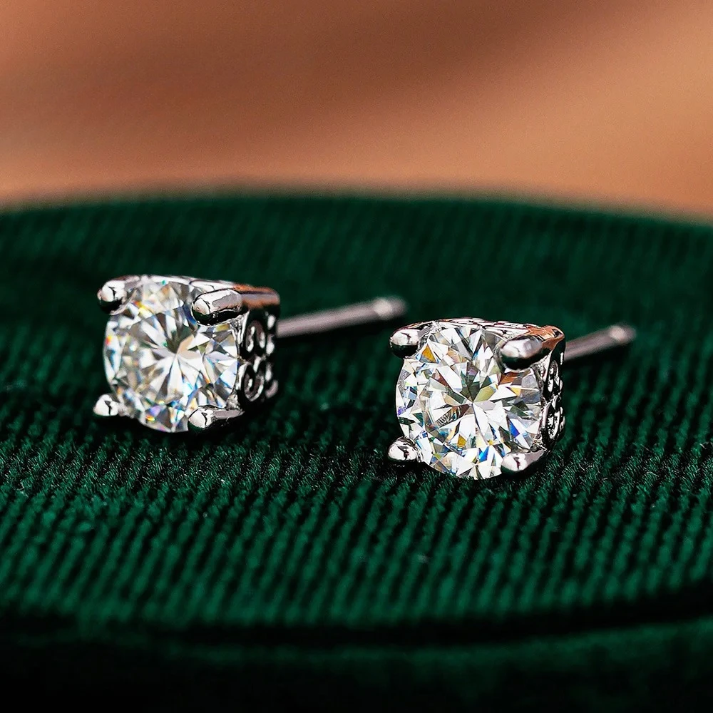 KyanGem Platinum PT950 Women's Classic Four-Prong Minimalist Ear Stud 50-Point Moissanite Stud Earrings