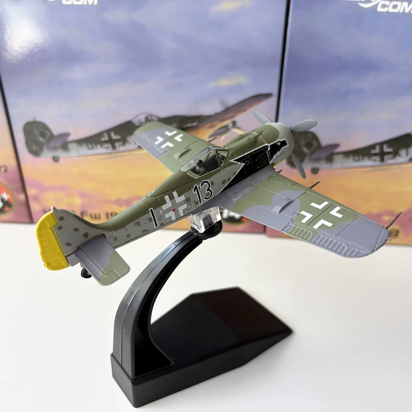 

Масштабная модель истребителя FW190 Butcher Bird 1/72, готовая коллекционная модель самолета с имитацией острых лопастей, игрушка для декора