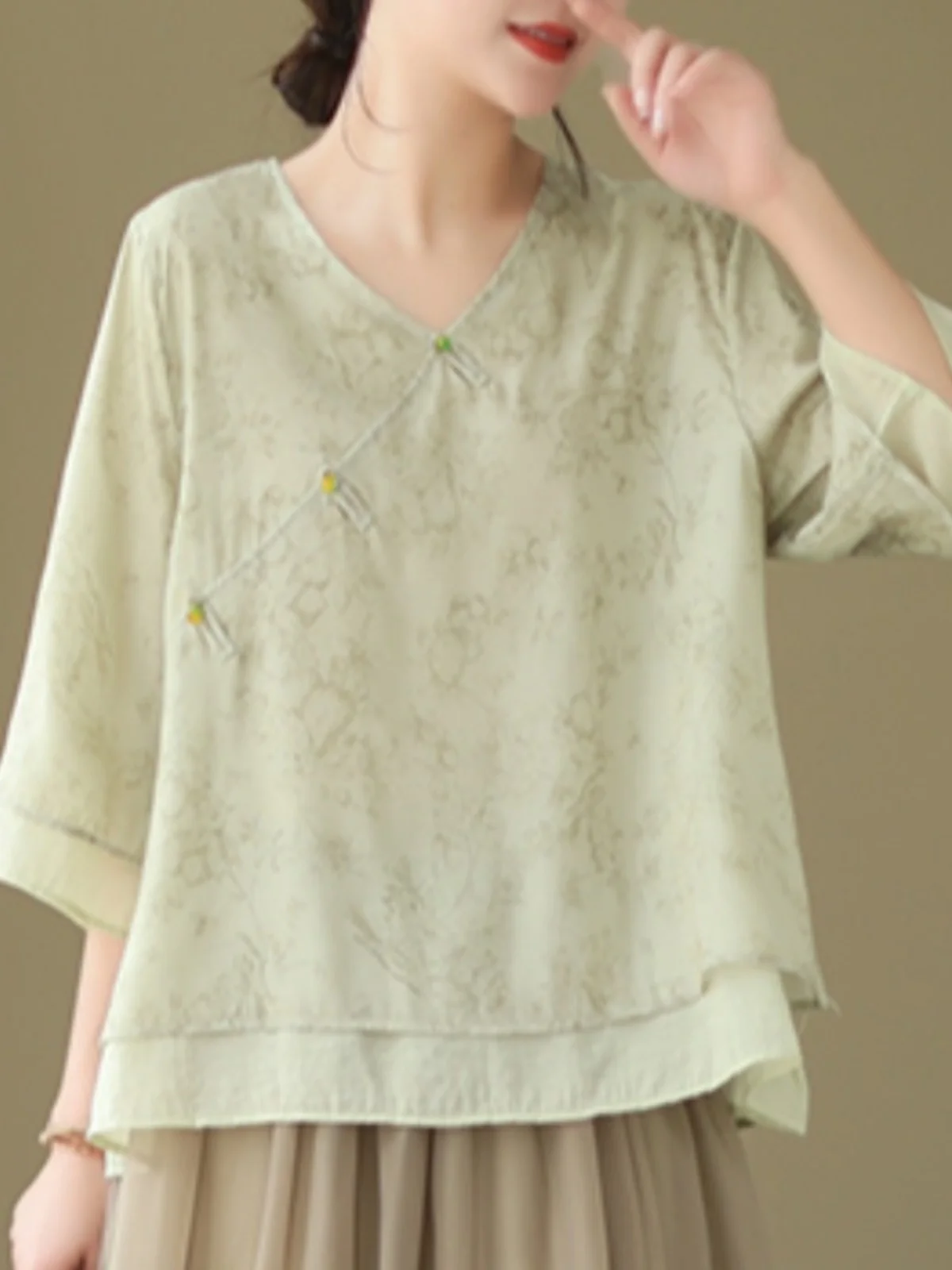 새로운 브랜드 중국산 슬레 코튼 린넨 여성용 브이넥 셔츠 사이드 버튼 티 의상 루즈핏 레귤러 길이