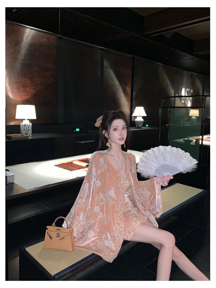 A new Chinese-style heavy industry velvet embroidered slanted and skirt set for women