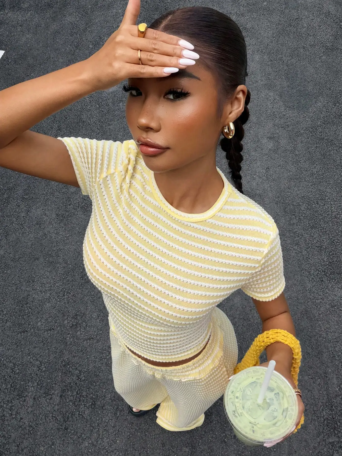 

Кремово-желтый полосатый вязаный комплект из 2 предметов: укороченный топ с короткими рукавами и брюки с широкими штанинами, повседневный летний наряд для женщин