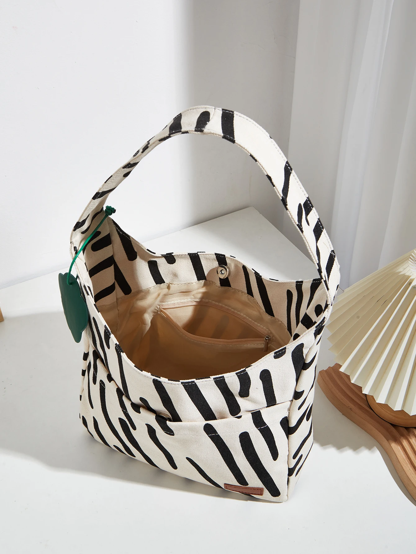 กระเป๋าสะพายไหล่ข้างเดียวลายกร - Interior Design Exhibition บทวิจารณ์และราคา