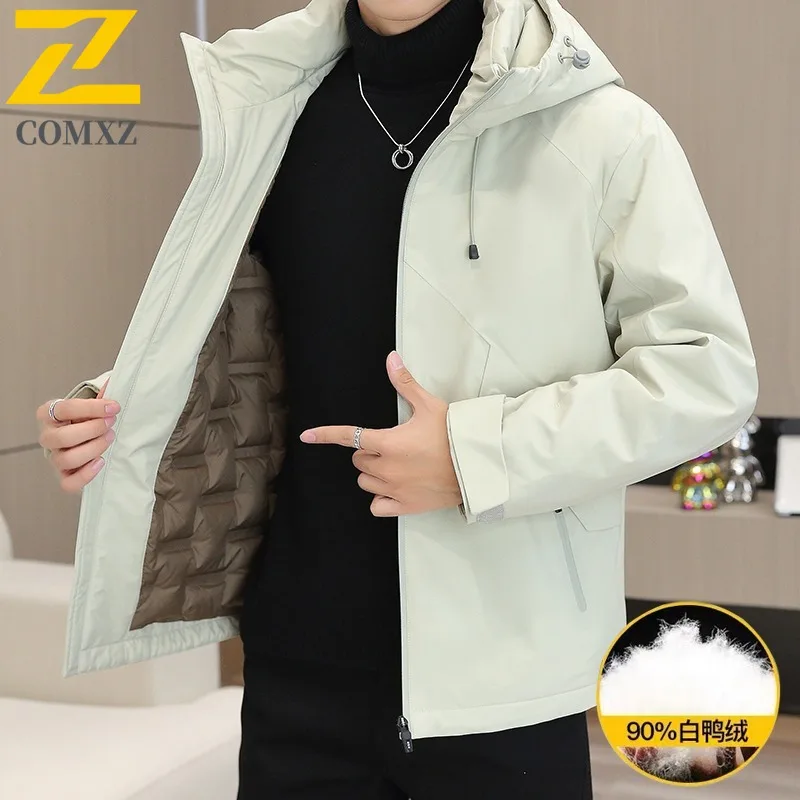 COMXZ الرجال الشتاء سترة 2025 جديد مقنعين ملابس العمل مقاوم للماء سميكة الدافئة مغامرة سترة منفوخة التزلج مقاومة البرد أسفل سترة
