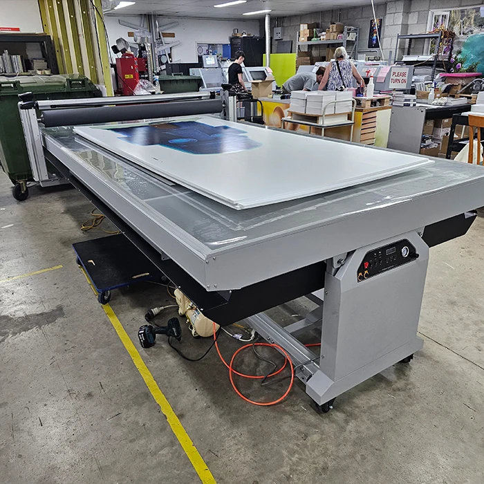 1300x2500mm Smart 60C Flatbed Laminator Sign Table Applicator With Cutting Matt For Sheet Board