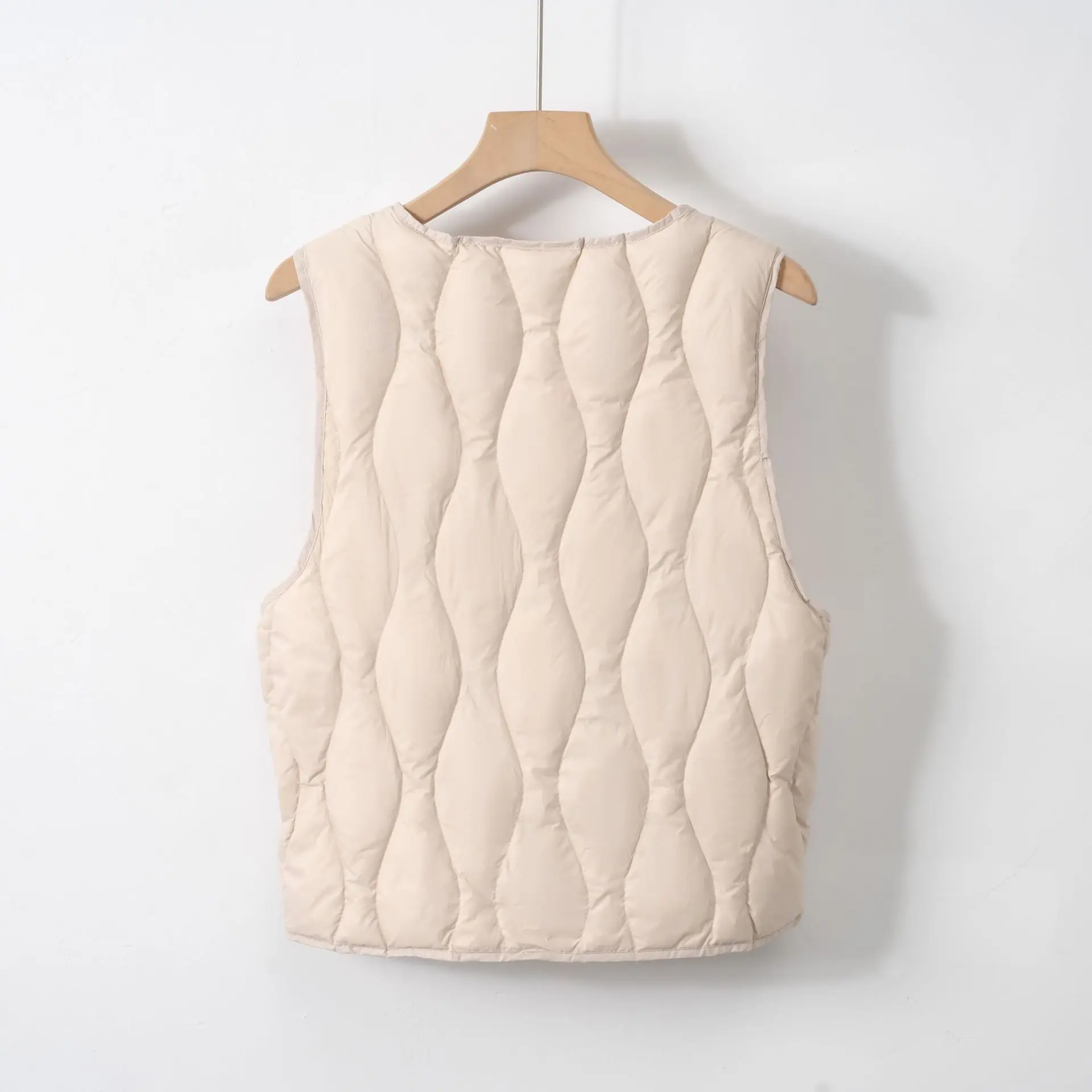 رقبة على شكل حرف V جذابة وقطع مقصوص. هذه السترة خفيفة الوزن هي طبقة أنيقة وتنحيف تحت أي سترة أو وحده. #4