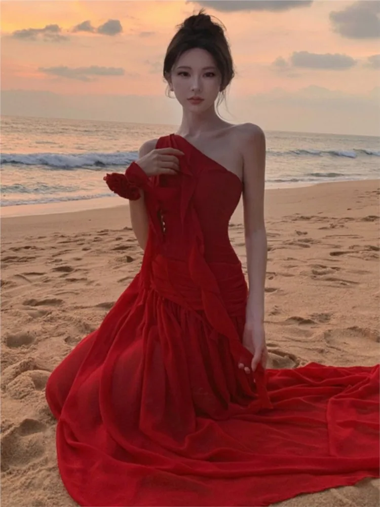 A unique red off-the-shoulder dress with long design sense for seaside vacation and niche style