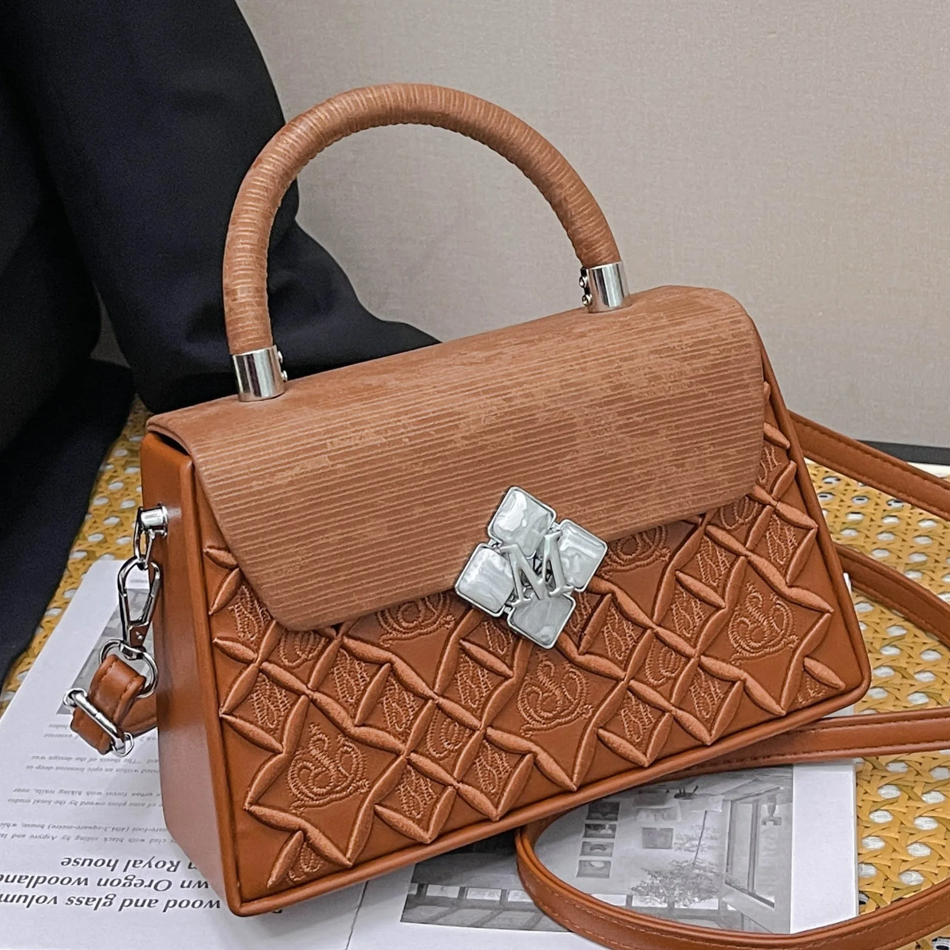 

Новая стеганая мини-сумка кросс-боди 2026 года в корейском стиле для повседневных поездок, женская сумка-клатч