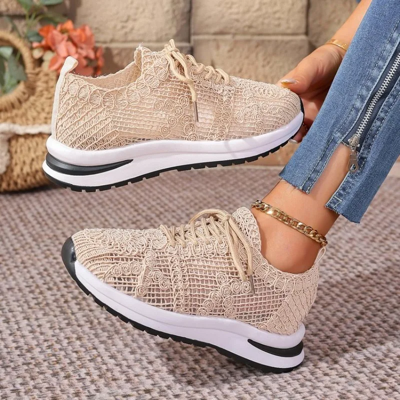 

Повседневная спортивная обувь с дышащей сеткой, женские летние кроссовки на мягкой подошве со шнуровкой на среднем каблуке, модные кружевные полые кроссовки