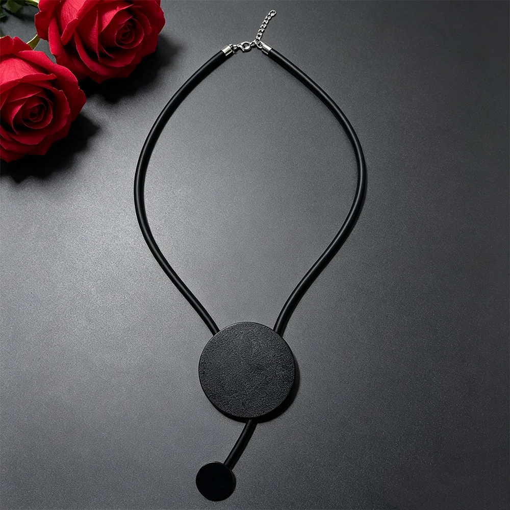 UKEBAY Minimalistische Halskette mit Kreisanhänger aus Gummi, moderne, minimalistische, leichte Mode-Schmuck-Halskette, Festival-Geschenk, Halskette für den täglichen Gebrauch – Detail 2