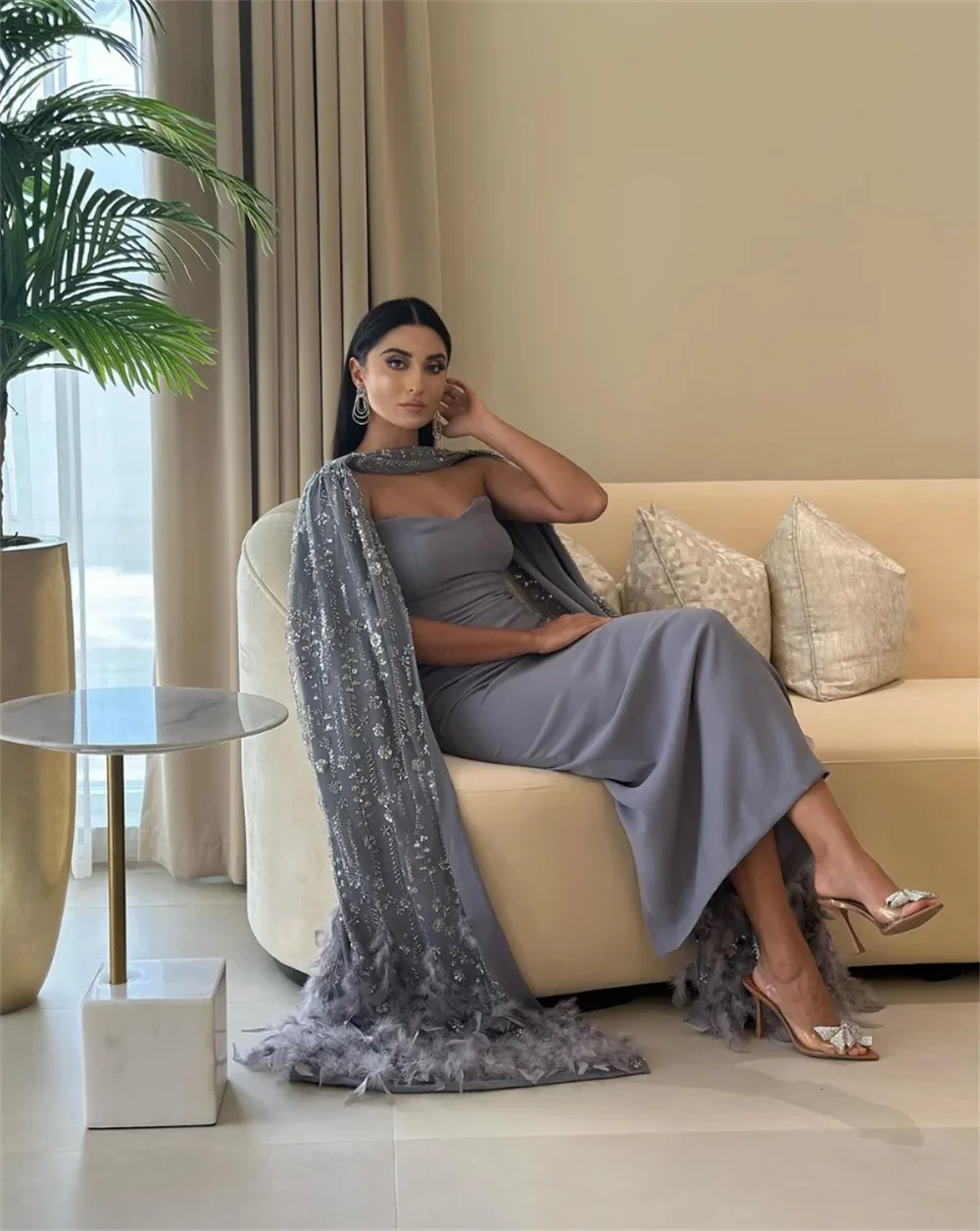 Rote Luxus-Federn-Abschlussballkleider, glitzerndes Schal-Coak-Abendkleid, maßgeschneiderte Partykleider für besondere Anlässe 2024, Natura Natura Natura