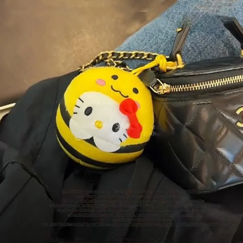 Sanrio Kawaii Hello Kitty peluche jouet mignon abeille série peluche poupée sac à dos pendentif Anime porte-clés fête des filles cadeau d'anniversaire