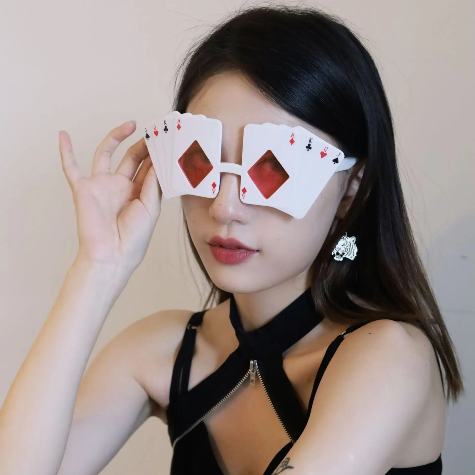 Image 5: Lunettes de soleil pour cartes à jouer, lunettes à dés de Poker, Design Jack Queen King Ace pour fête Las Vegas, accessoires de Costume de Cosplay de nuit de Casino