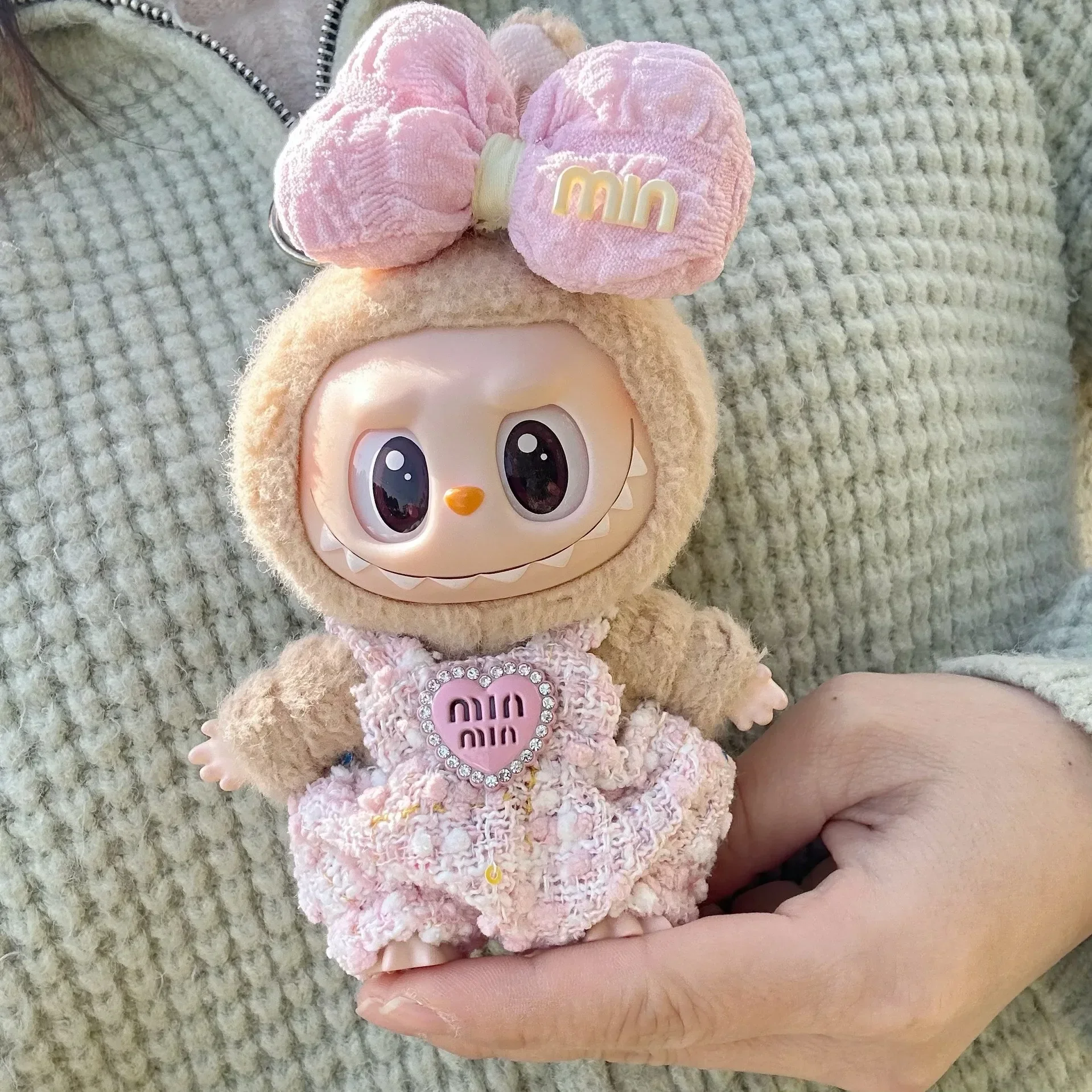 

Labubu Accessoires Zwart-witte truiset Кан Ниха gecombineerd Met hoeden en bril Kan het темперамент van labubu verbeteren