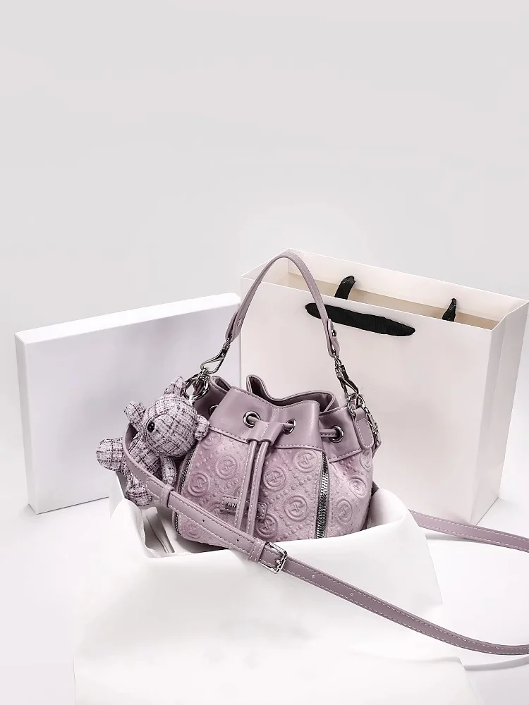 Bolso tipo cubo popular y de lujo con encantador estampado violeta y colgante, bolso cruzado de mano elegante y versátil para mujer
