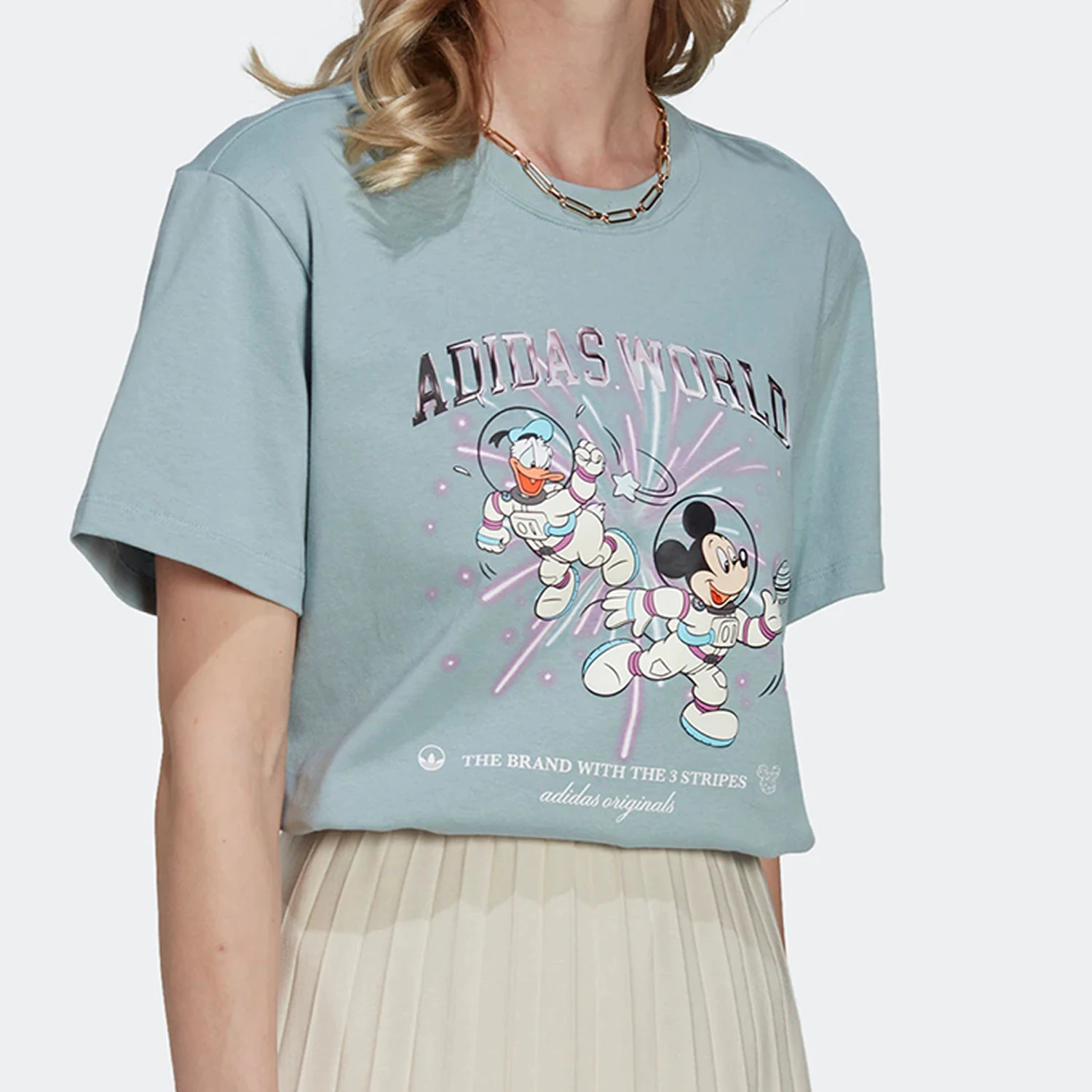 

Официальная женская спортивная футболка Adidas с круглым вырезом и принтом в три полоски HM9258