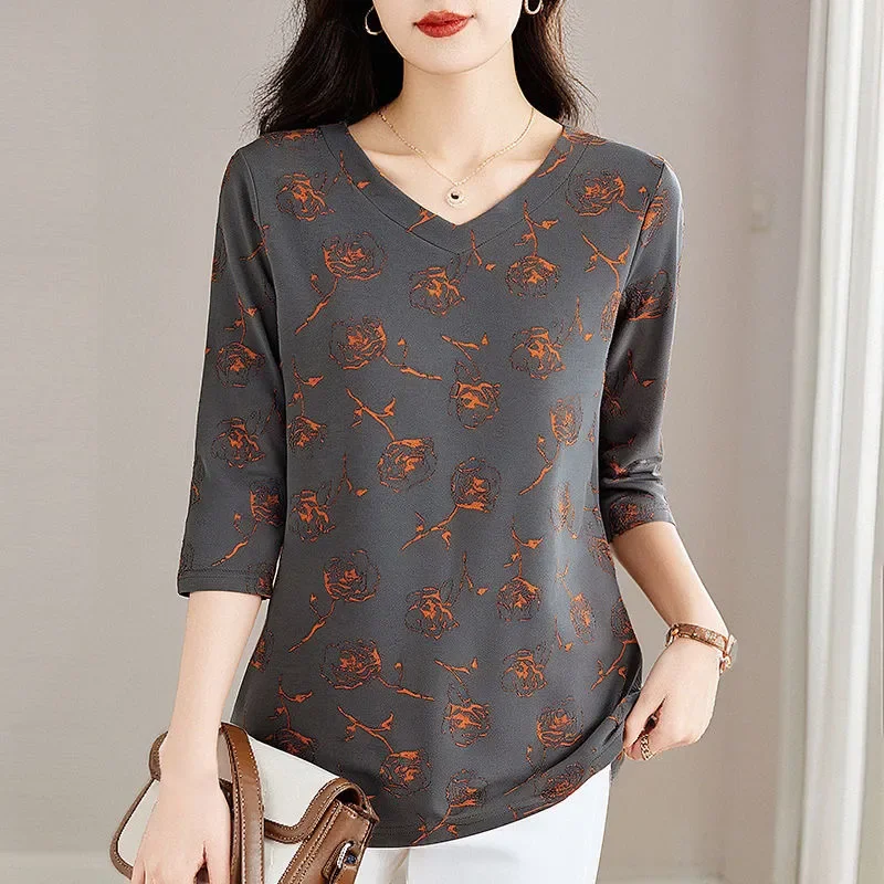 

2025 Spring and Autumn New Women's T-shirt Three Quarter Sleeve V Neck Fashionable Rose Printed Top