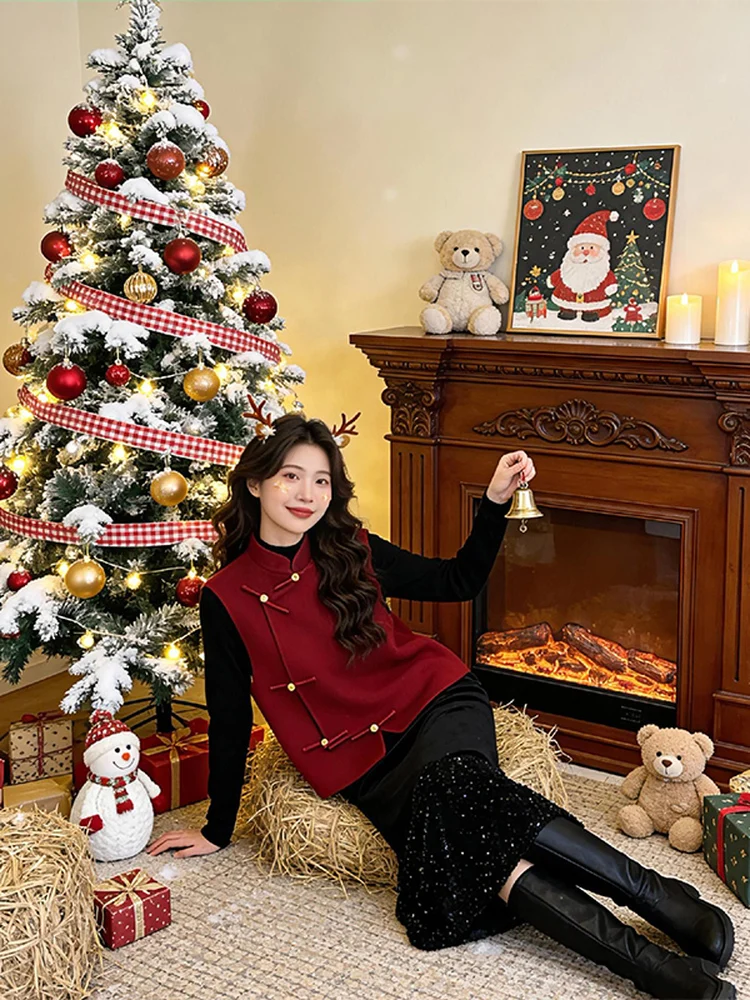 

Новый комплект в китайском стиле: жилет с красными пуговицами, юбка миди с высокой талией и лонгслив. Модный женский костюм-тройка для зимы и Нового года.