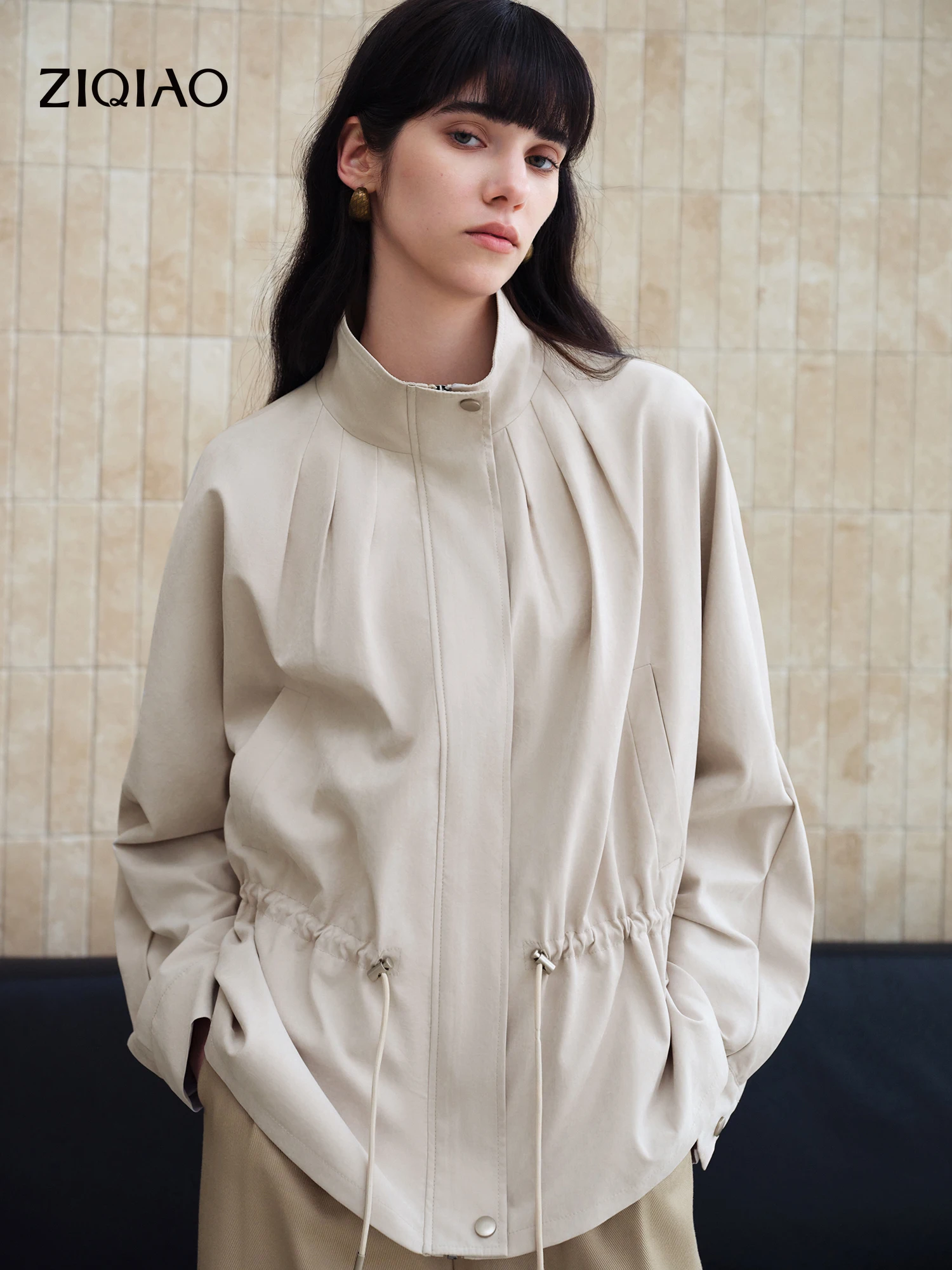 

Женский укороченный тренч ZIQIAO 2026 весна с воротником-стойкой и плиссировкой – матовый, силуэт «Блум» для повседневной носки ​