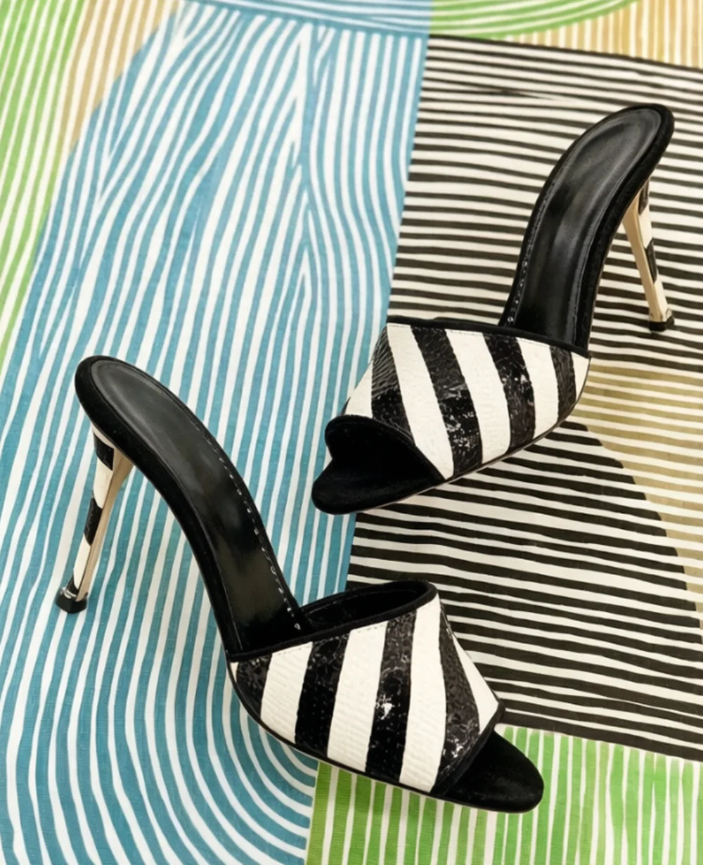 Schwarz-weiße Zebra-gestreifte offene Sandalen zum Hineinschlüpfen, rückenfrei, mit Stilettoabsatz, glänzendem Leder-Obermaterial, minimalistischer Runway-Stil