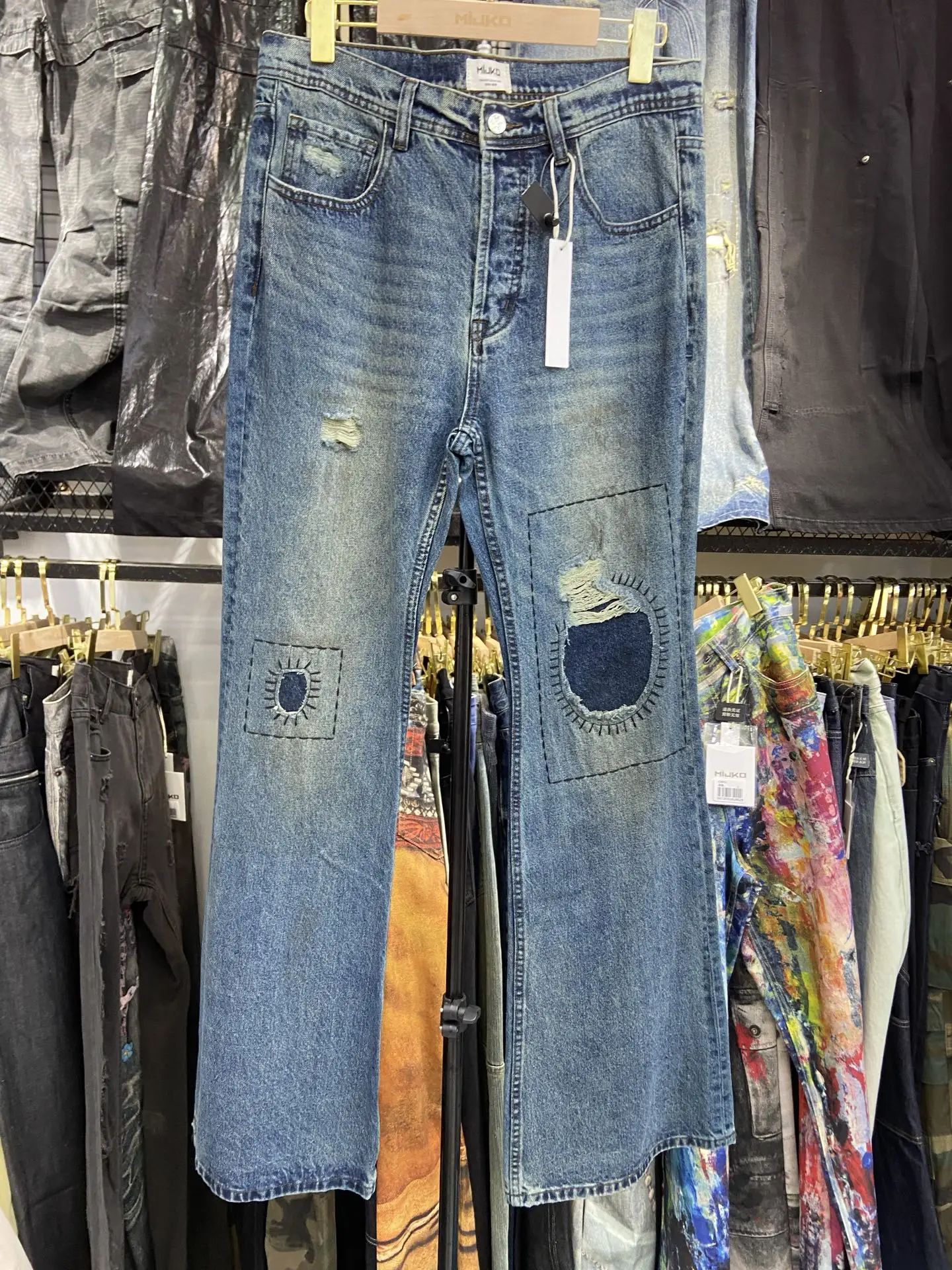 

Джинсы Depred Rich второго поколения, микро-клеш, зауженные, с эффектом потертости, с рваными элементами, с нашивками, прямой крой...