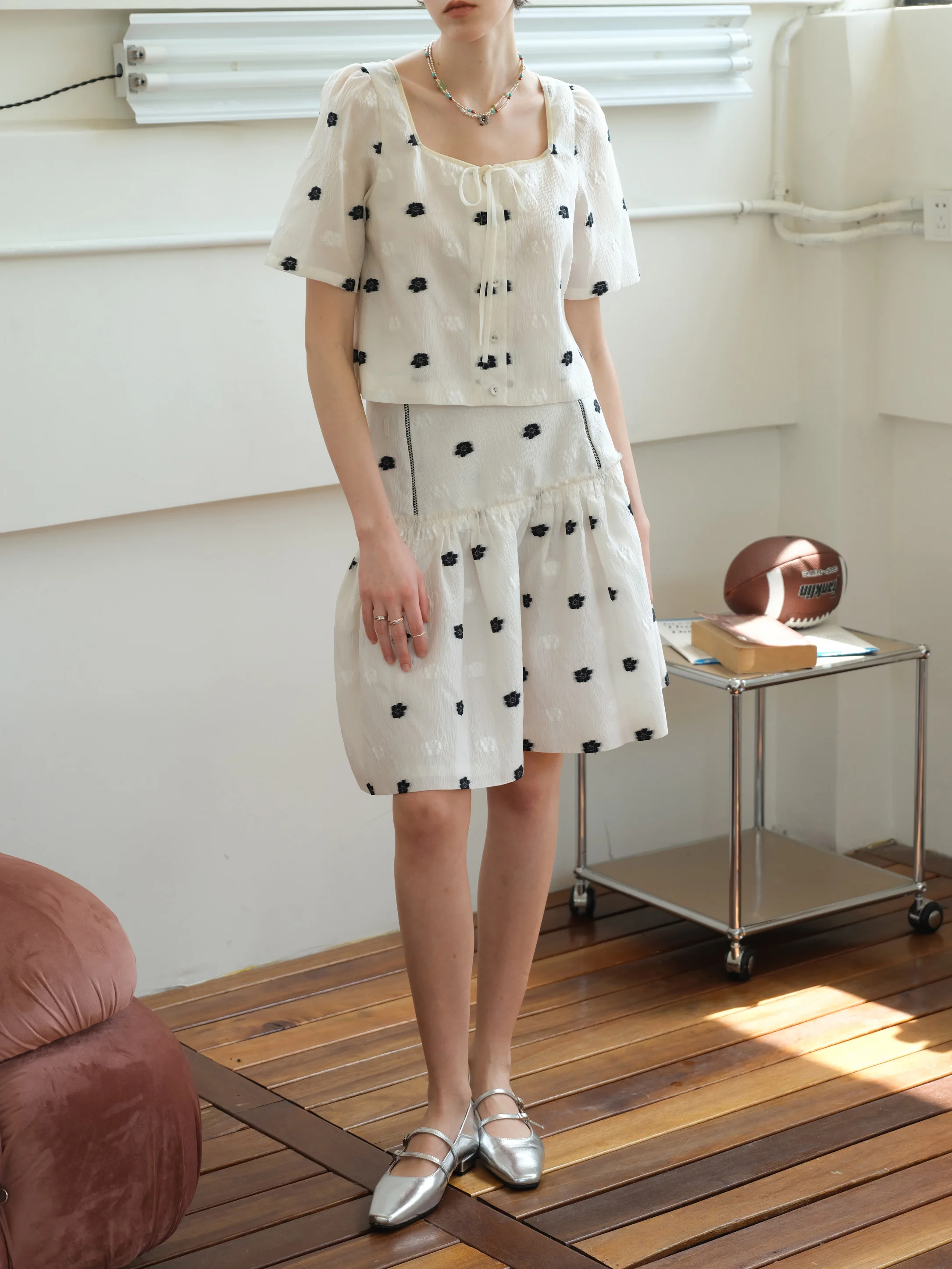 

Комплект Whiteiswhite Faion: Новинка лета – Бархатный топ с бантом и белая короткая юбка. Женская одежда из полиэстера.