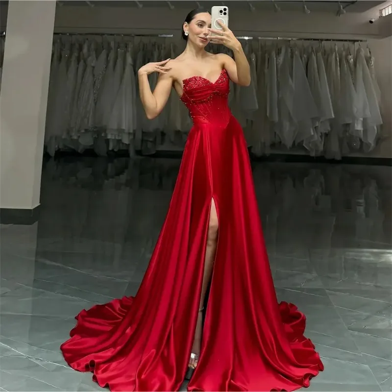 Abiti da ballo con spacco alto laterale in raso rosso senza spalline personalizzati che bordano abiti da noiva senza maniche abito da sera formale a-line