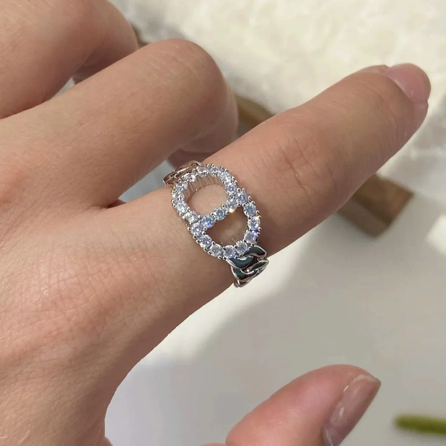 The Korean simple pig-nose ring is versatile, simple and light luxury with a slight zirconium setting 9527